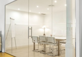 Trabajo realizado en un despacho céntrico de Alicante. Gran diseño y funcionalidad con alta seguridad separando ambientes en la oficina.
